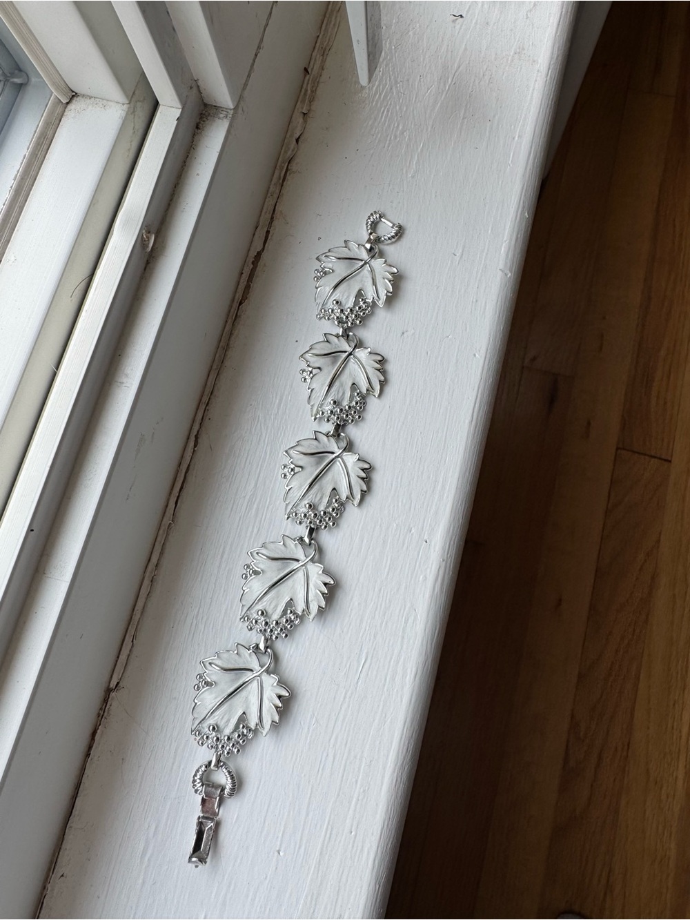 Sarah Coventry White Leaf Bracelet- amazing condition